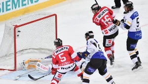 Chay Genoway (z lewej) strzela gola dla Kanady w finale Pucharu Spenglera 