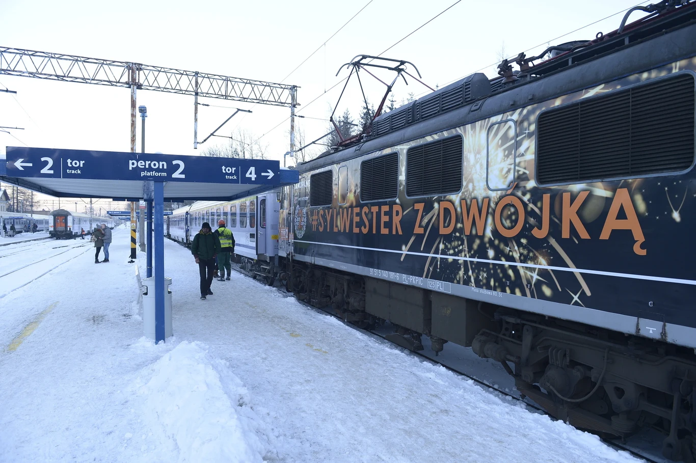Uczestników Sylwestera z Dwójką do Zakopanego przywiozły m.in. specjalne pociągi. Uczestników Sylwestera z Dwójką do Zakopanego przywiozły m.in. specjalne pociągi.
