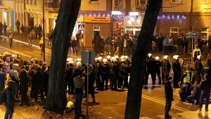 Ełk, policja zabezpiecza miejsce tragedii, gdzie w niedzielę w nocy zbierali się manifestujący