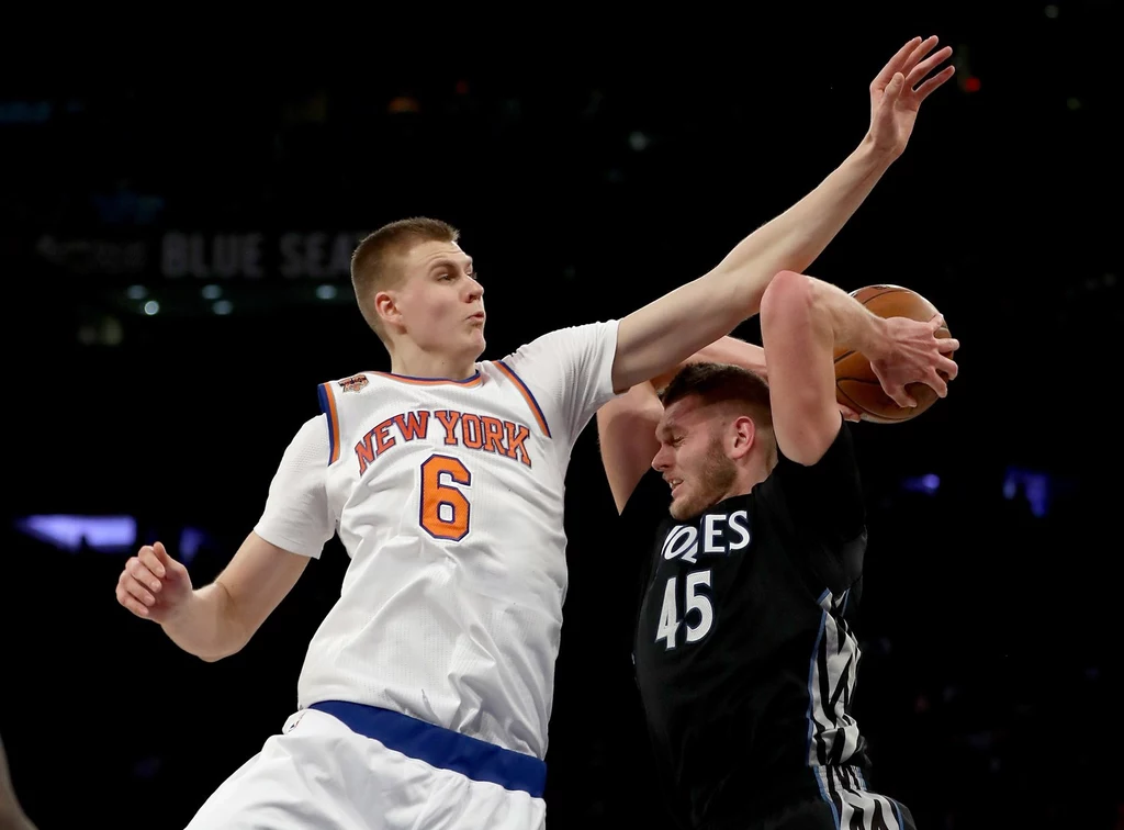 Kristaps Porzingis (z lewej)
