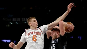 Kristaps Porzingis (z lewej)