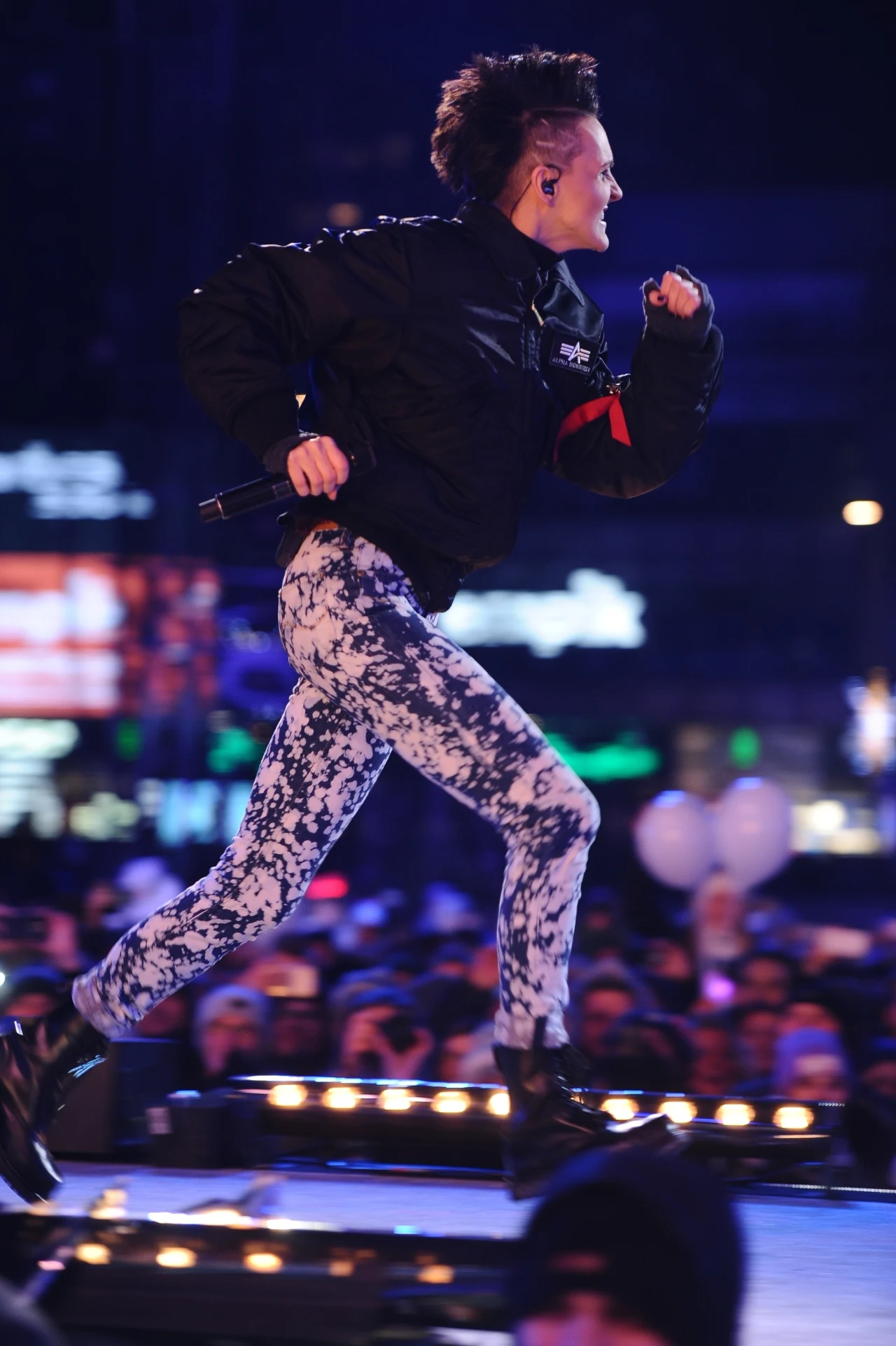 Agnieszka Chylińska biegała po scenie, machając do kamerzystów Agnieszka Chylińska biegała po scenie, machając do kamerzystów