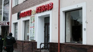  Znicze przed zdemolowanym barem Prince Kebab w Ełku