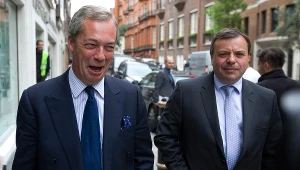 (od lewej) Nigel Farage i Arron Banks w trakcje kampanii promującej wyjście W. Brytanii z Unii Europejskiej