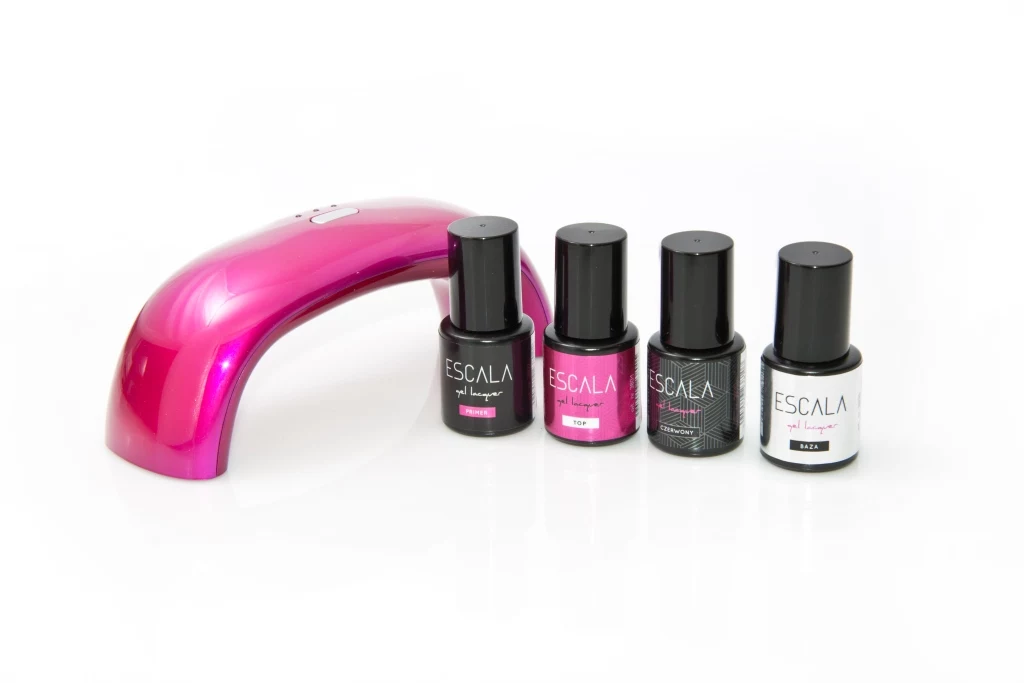 ESCALA - ZESTAW DO DOMOWEGO MANICURE HYBRYDOWEGO Zestaw zawiera: lakier hybrydowy, bazę, top, primer kwasowy, cleaner, płyn do usuwania hybryd, waciki bezpyłowe, lampę LED 9w, pilniki, blok matujący, pięć patyczków do skórek, striper do usuwania lakieru hybrydowego. Lakier hybrydowy – intensywna, wyrazista czerwień, konieczne są dwie warstwy do pełnego pokrycia. Trwałość - ok. 2-3 tygodni. Lampa Led 9w – mała, poręczna i prosta w obsłudze. Możliwość wyboru czasu – 30, 60 i 90 sekund. Zestaw jest zdecydowanie godny uwagi i można go z czystym sumieniem polecić paniom, które chcą w domowych warunkach upiększać swoje paznokcie. Cena: ok. 200 zł Stosunek jakości do ceny: 8/10 ESCALA - ZESTAW DO DOMOWEGO MANICURE HYBRYDOWEGO Zestaw zawiera: lakier hybrydowy, bazę, top, primer kwasowy, cleaner, płyn do usuwania hybryd, waciki bezpyłowe, lampę LED 9w, pilniki, blok matujący, pięć patyczków do skórek, striper do usuwania lakieru hybrydowego. Lakier hybrydowy – intensywna, wyrazista czerwień, konieczne są dwie warstwy do pełnego pokrycia. Trwałość - ok. 2-3 tygodni. Lampa Led 9w – mała, poręczna i prosta w obsłudze. Możliwość wyboru czasu – 30, 60 i 90 sekund. Zestaw jest zdecydowanie godny uwagi i można go z czystym sumieniem polecić paniom, które chcą w domowych warunkach upiększać swoje paznokcie. Cena: ok. 200 zł Stosunek jakości do ceny: 8/10