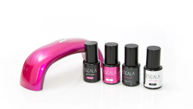 ESCALA - ZESTAW DO DOMOWEGO MANICURE HYBRYDOWEGO

Zestaw zawiera:  lakier hybrydowy, bazę, top, primer kwasowy, cleaner, płyn do usuwania hybryd, waciki bezpyłowe, lampę LED 9w, pilniki, blok matujący, pięć patyczków do skórek, striper do usuwania lakieru hybrydowego.
Lakier hybrydowy – intensywna, wyrazista czerwień, konieczne są dwie warstwy do pełnego pokrycia. Trwałość - ok. 2-3 tygodni. 
Lampa Led 9w – mała, poręczna i prosta w obsłudze. Możliwość wyboru czasu – 30, 60 i 90 sekund. 
Zestaw jest zdecydowanie godny uwagi i można go z czystym sumieniem polecić paniom, które chcą w domowych warunkach upiększać swoje paznokcie. 

Cena:  ok. 200 zł

Stosunek jakości do ceny: 8/10
