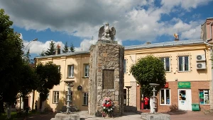 Pomnik poległych w walkach z ukraińskimi nacjonalistami na rynku w Birczy