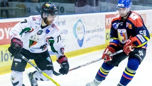 Hokeista GKS-u Tychy Mateusz Bepierszcz (z lewej) i Sebastian Łabuz z TatrySki Podhala Nowy Targ