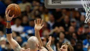 Marcin Gortat (z lewej) i Dirk Nowitzki