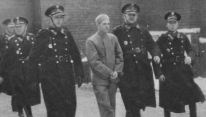 Nikifor Maruszeczko eskortowany przez policjantów fot. "Światowid"