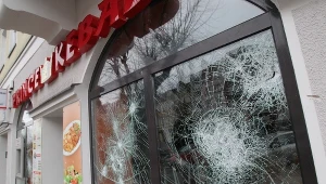 Powybijane szyby w drugim barze Prince Kebab przy ul. Wojska Polskiego w Ełku