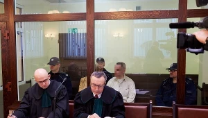 Oskarżony Samir S. (C) oraz adwokaci Arnost Becka (C-przód) i Daniel Dawidowski (L-przód) podczas rozprawy odwoławczej na sali Sądu Apelacyjnego w Gdańsku