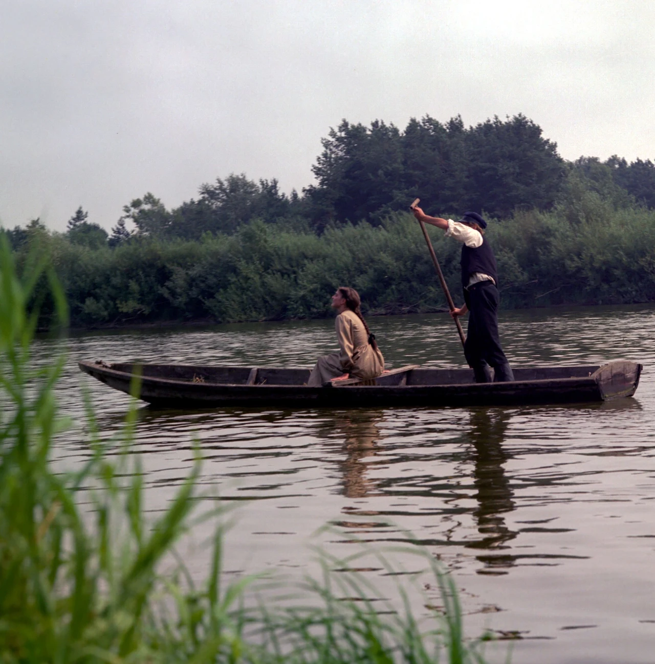 Reżyser "Nad Niemnem", Zbigniew Kuźmiński, otrzymał w 1987 roku Nagrodę Ministra Kultury i Sztuki. Film wyróżniono również Złotym Talarem na Festiwalu Polskich Filmów Fabularnych w Gdyni. Twórcy obrazu uhonorowani zostali także Nagrodą Szefa Kinematografii za twórczość filmową.