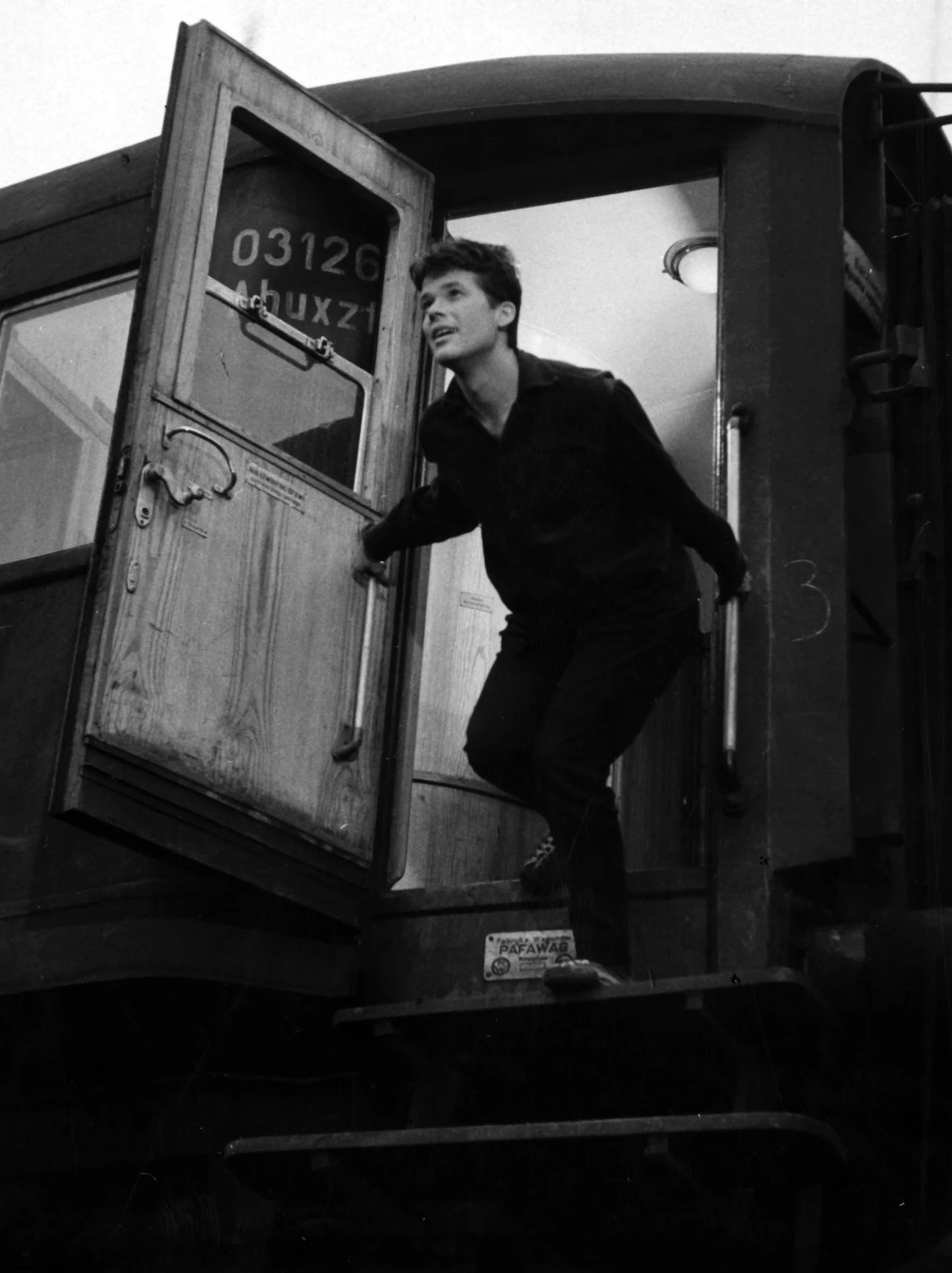 Marcel Martin, francuski krytyk i teoretyk filmu, napisał potem: "W wielu filmach odtwarzał ruchy, które później miały go kosztować życie. Począwszy od swego pierwszego filmu 'Pokolenie' wielokrotnie skakał do pociągu".

Pogrzeb zaplanowano w Katowicach, choć Cybulski nigdy nie mieszkał w tym mieście. Rodzina nalegała na kościelny pogrzeb, władze też planowały swoje uroczystości. Ostatecznie msza została odprawiona rano, w południe ruszyły oficjalne uroczystości.