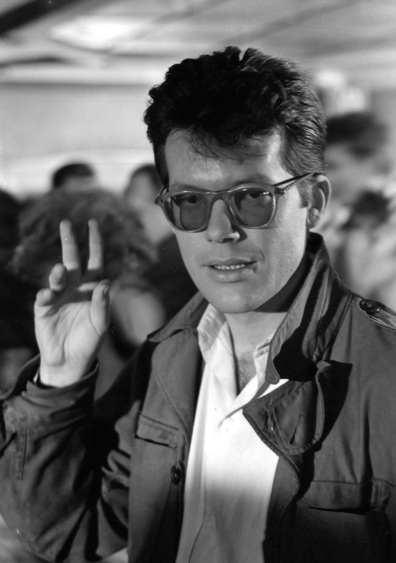 Filmem, który przyniósł mu absolutną sławę, nie tylko w Polsce, był "Popiół i diament". Wajda miał wątpliwości, by angażować Cybulskiego, wydawał się zbyt charakterystyczny. 

"Nie wyglądał jak chłopcy z powieści Andrzejewskiego. Na ekranie okazał się jednak tak żywy, pełen werwy, że widzowie od razu utożsamili się z graną przez niego postacią. I tak nie ideologia wygrała, ale Zbyszek" - wspominał Wajda. 

To Cybulski podjął decyzję o rezygnacji w filmie z kostiumów z 1945 roku, grał w tym, w czym chodził na co dzień - dżinsach i czarnych okularach. Bardzo wielu młodych ludzi naśladowało ten strój.