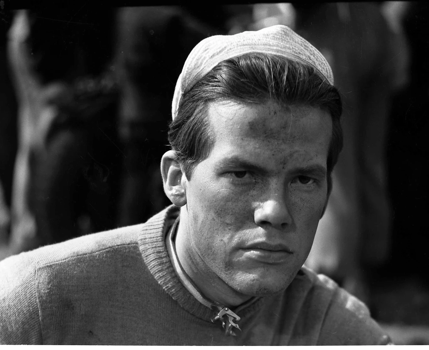 Mówiono o nim: "polski James Dean". Urodził się 3 listopada 1927 roku w majątku Kniaże k. Stanisławowa. Maturę zdał późno z powodu wojny. Po maturze zaczął studia na wydziale konsularnym Szkoły Handlowej w Krakowie. Ostatecznie jednak w 1953 roku ukończył z wyróżnieniem krakowską Wyższą Szkołę Teatralną i Filmową. Później przeniósł się do Sopotu i zaczął występować w gdańskim Teatrze Wybrzeże. Zadebiutował 10 grudnia 1953 roku.

W 1954 roku wspólnie z aktorem Bogumiłem Kobielą założył legendarny studencki teatrzyk "Bim-Bom". Potem przeniósł się do warszawskiego Teatru Ateneum.