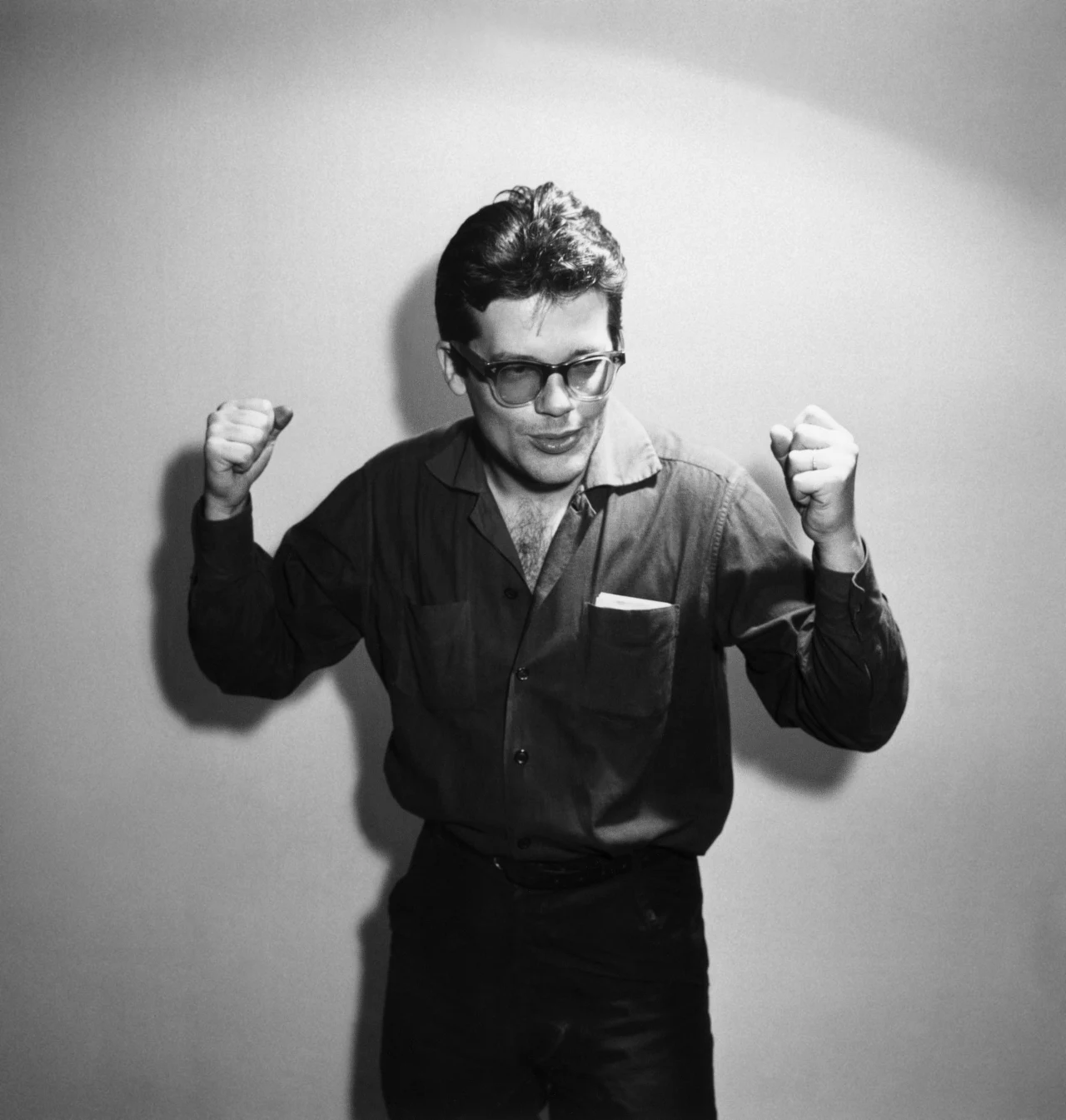 Cybulski wniósł do polskiego kina nową aktorską jakość. Energię i żywiołowość przeciwstawioną przedwojennej dyscyplinie i teatralności. Tak jak Marlon Brando zaczął rewolucyjnie mamrotać w amerykańskich filmach, tak samo Cybulski - grający w duchu legendarnego Actors Studio - był czymś zupełnie nowym i świeżym na mapie polskiego kina.

Był też jednym z pierwszych filmowych idoli - w amerykańskim znaczeniu tego słowa. Podziwiany i wielbiony, tworzył nie tylko wyraziste filmowe postaci, ale też... własną legendę. Na styku jego życia i jego ról zrodziła się bowiem najjaśniejsza i najbardziej tragiczna gwiazda naszego kina.