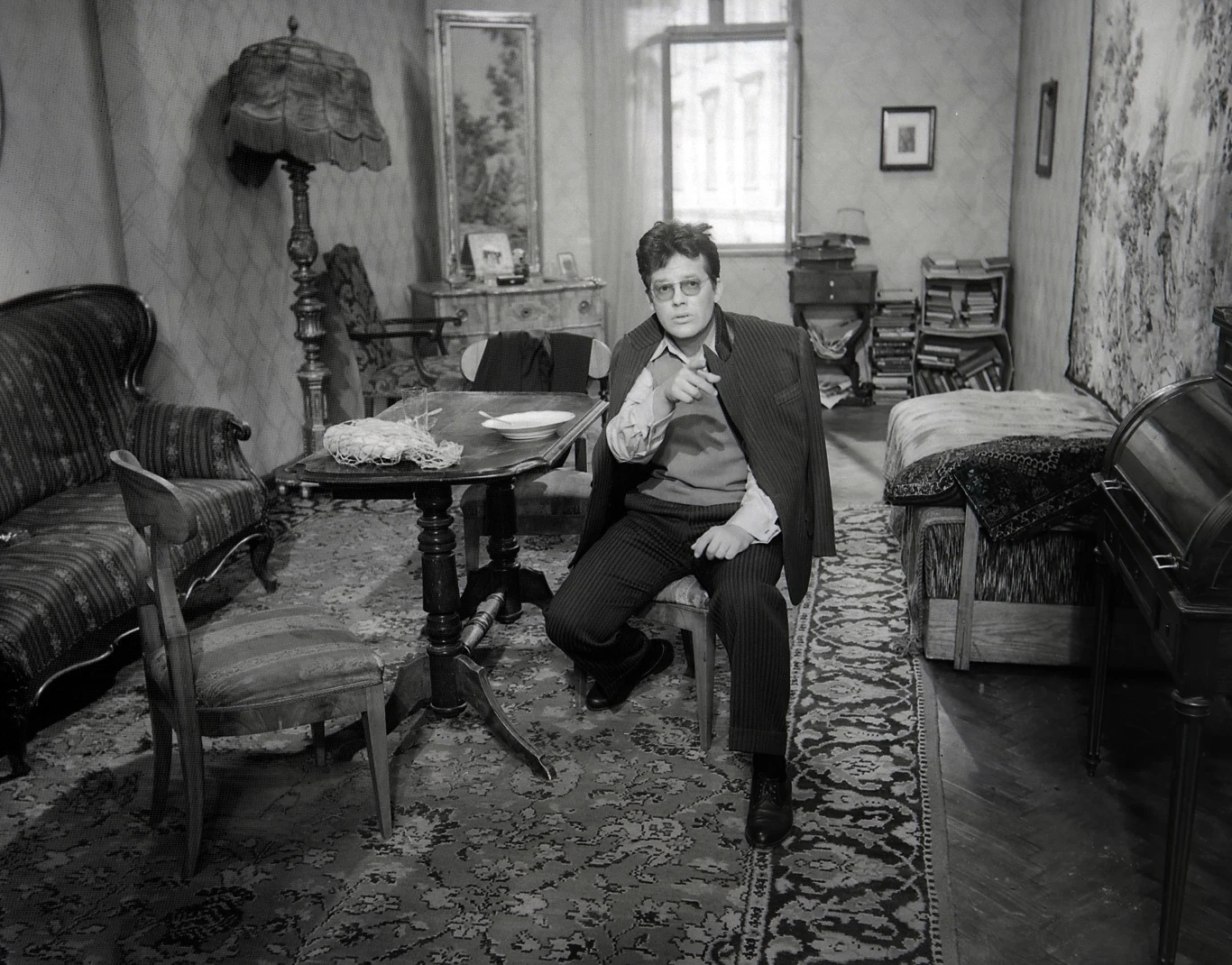 Ostatnią noc życia - z 7 na 8 stycznia 1967 roku - spędził we Wrocławiu. W mieszkaniu Ludwika Flaszena długo rozmawiał ze swoją ówczesną ukochaną - Ewą Warwas. To była długa i trudna rozmowa - ona chciała deklaracji, jak będzie wyglądało ich dalsze życie, on nie dopuszczał myśli o rozwodzie z żoną. 

Kolejne pociągi, którymi Cybulski i jego przyjaciel Alfred Andrys mieli wracać do Warszawy odeszły, w końcu postanowili, że zabiorą się tym, który odchodził o 4:20. Po drodze na dworzec wstąpili do hotelu po rzeczy. Dróżniczka, która pełniła wtedy dyżur wspominała, że pociąg już ruszył, gdy na peron wbiegło dwóch ludzi. Pierwszemu udało się wskoczyć do pociągu, drugiemu noga ugrzęzła pomiędzy stopniem a brzegiem peronu. Gdy sprowadzono lekarza, Cybulski jeszcze żył. Zmarł w szpitalu. 