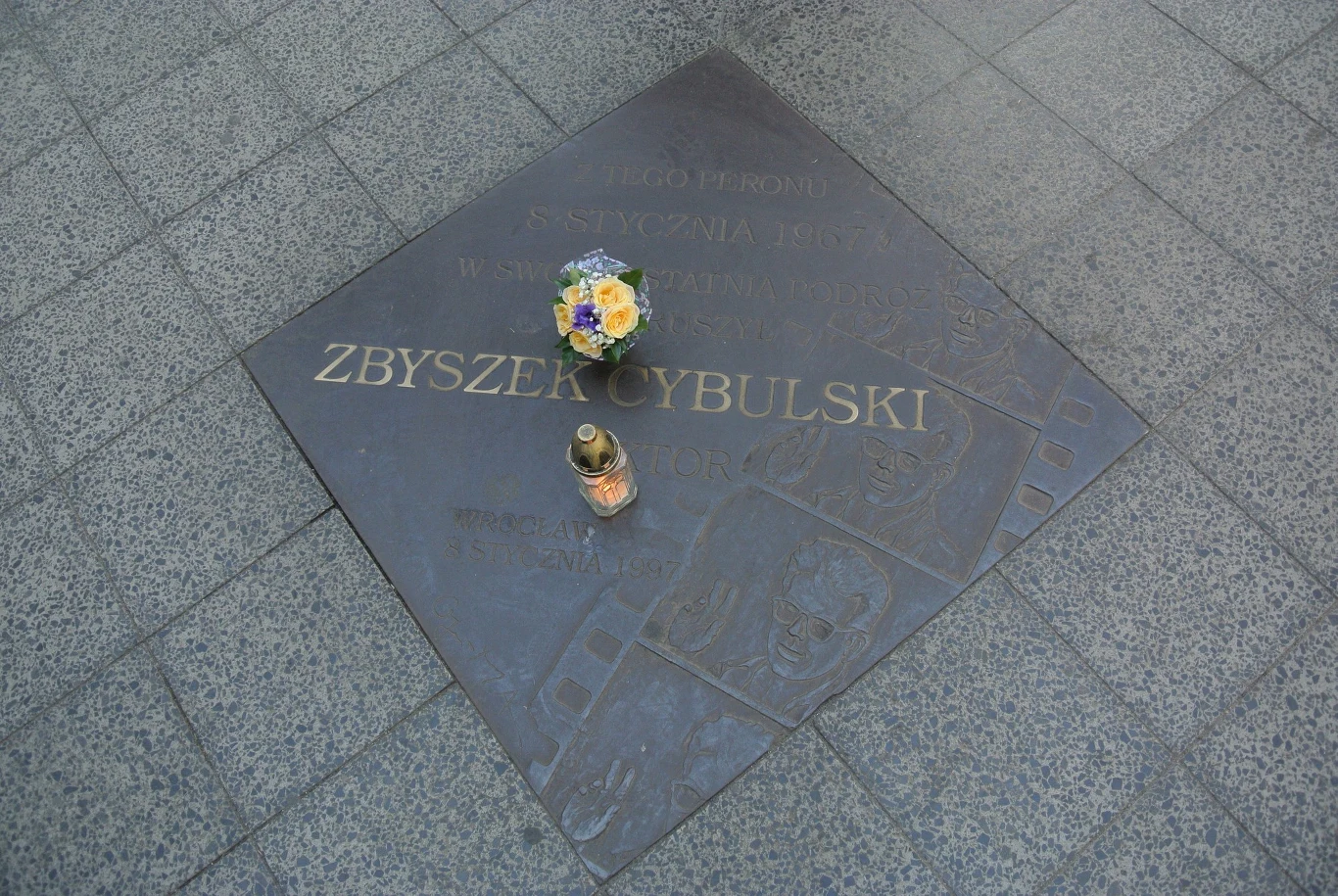 Cybulskiego żegnały tłumy. Przyjaciele z kabaretu Bim-Bom przynieśli mu na grób budzik, który był rekwizytem w jednym z programów teatrzyku - stary człowiek ustawiał go na grobie przyjaciela. Budziki pojawiają się na grobie Cybulskiego po dziś dzień. 

10 lat temu, 8 stycznia 1997 roku na peronie 3. wrocławskiego dworca, gdzie zginął Cybulski, Andrzej Wajda odsłonił pamiątkową tablicę.
