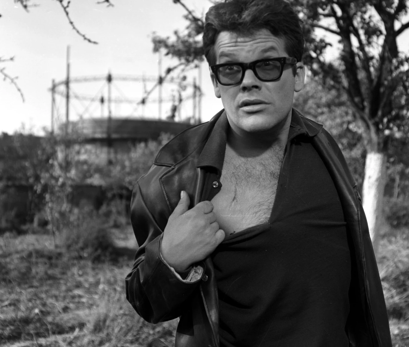 W niedzielę 8 stycznia, mija dokładnie 50 lat od śmierci Zbigniewa Cybulskiego, jednego z najwybitniejszych polskich aktorów. Artysta zginął tragicznie w 1967 roku we Wrocławiu, w wieku 39 lat.
 
"Chwytał życie pełnymi garściami, jak gdyby zawsze chciał odrobić jakieś spóźnienie" - pisał o Zbyszku Cybulskim znany francuski krytyk, Marcel Martin.