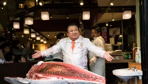 Właściciel sieci restauracji Kiyoshi Kimura prezentuje zakupionego tuńczyka