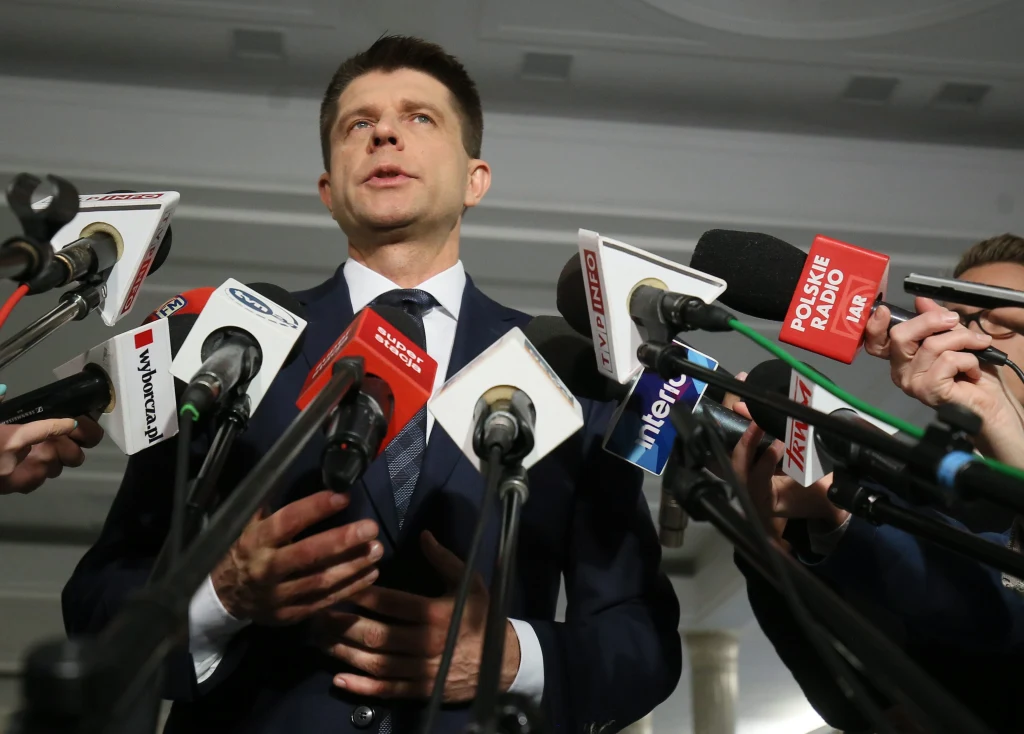 Ryszard Petru na poniedziałkowej konferencji już bez symbolu małżeństwa na palcu! Ryszard Petru na poniedziałkowej konferencji już bez symbolu małżeństwa na palcu!
