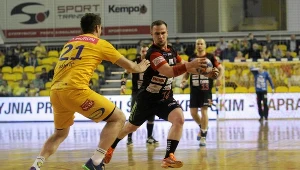 Adrian Nogowski (z piłką)