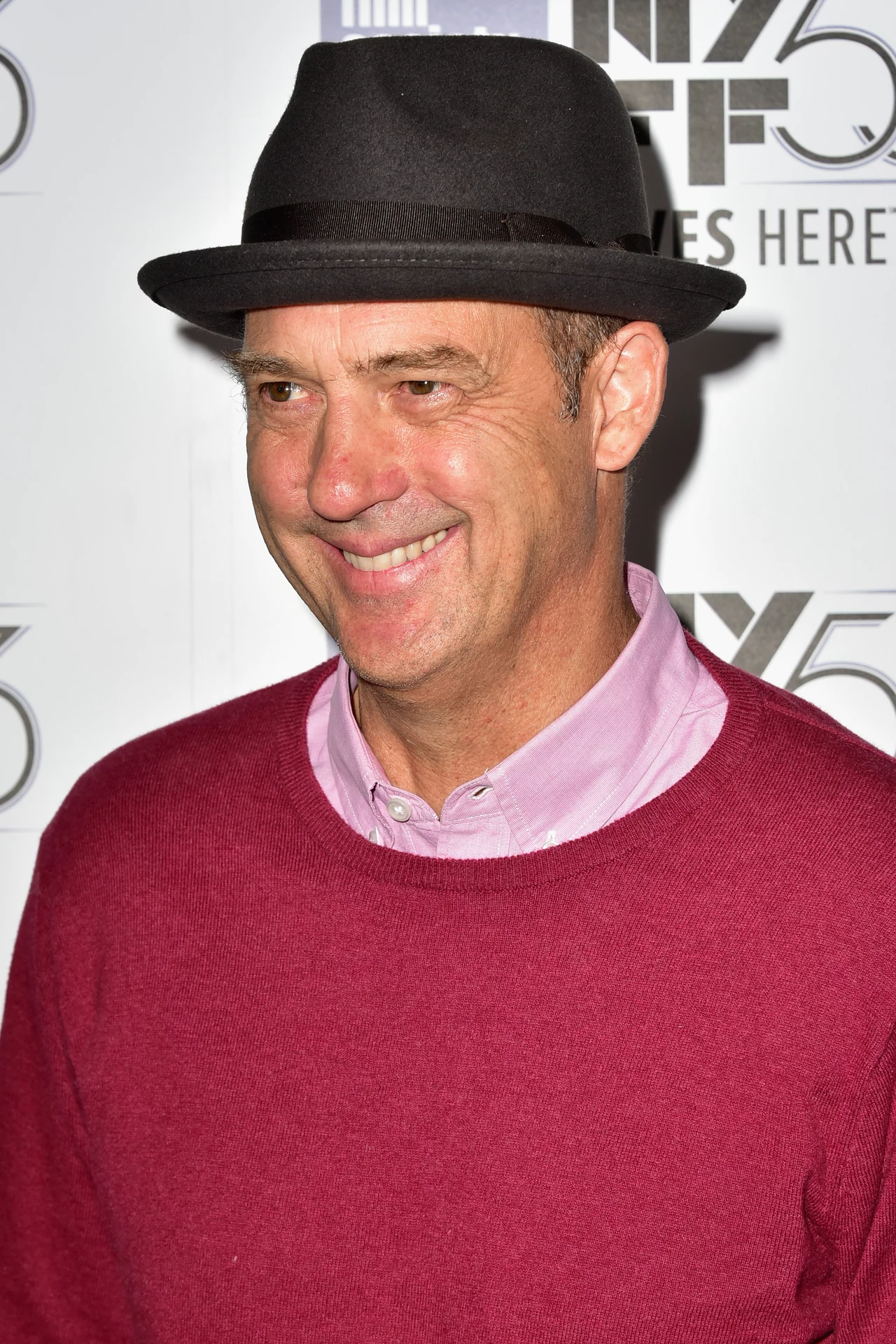 Anthony Edwards - dr Mark Greene. Na planie „Ostrego dyżuru” przepracował osiem sezonów – zarobił dzięki temu 35 mln dolarów! Od 1994 roku ma jedną i tę samą żonę. Para doczekała się czwórki dzieci. Anthony pojawia się gościnnie w serialach, m.in. w „Dziewczynach”.
