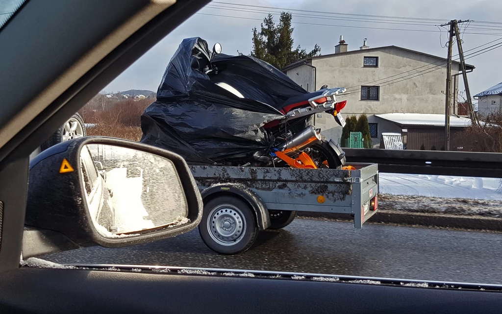 Kradzież motocykla jest o niebo prostsza, niż samochodu. Wystarczy załadować go do dostawczaka lub na przyczepkę.