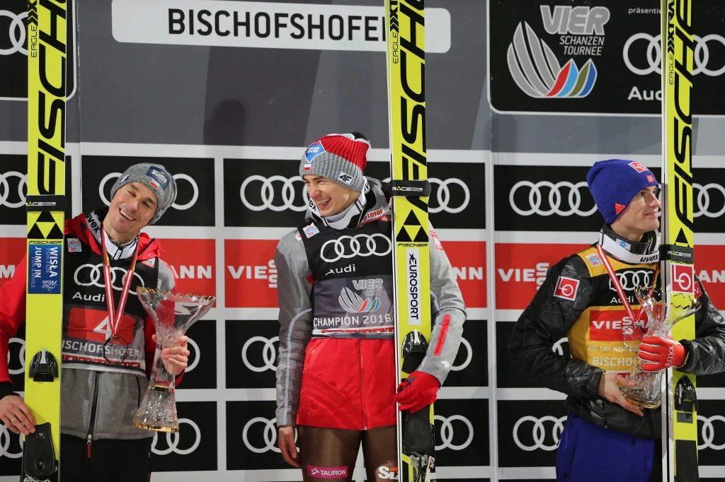 Piotr Żyła (L) i Kamil Stoch (S) na podium w Bischofshofen