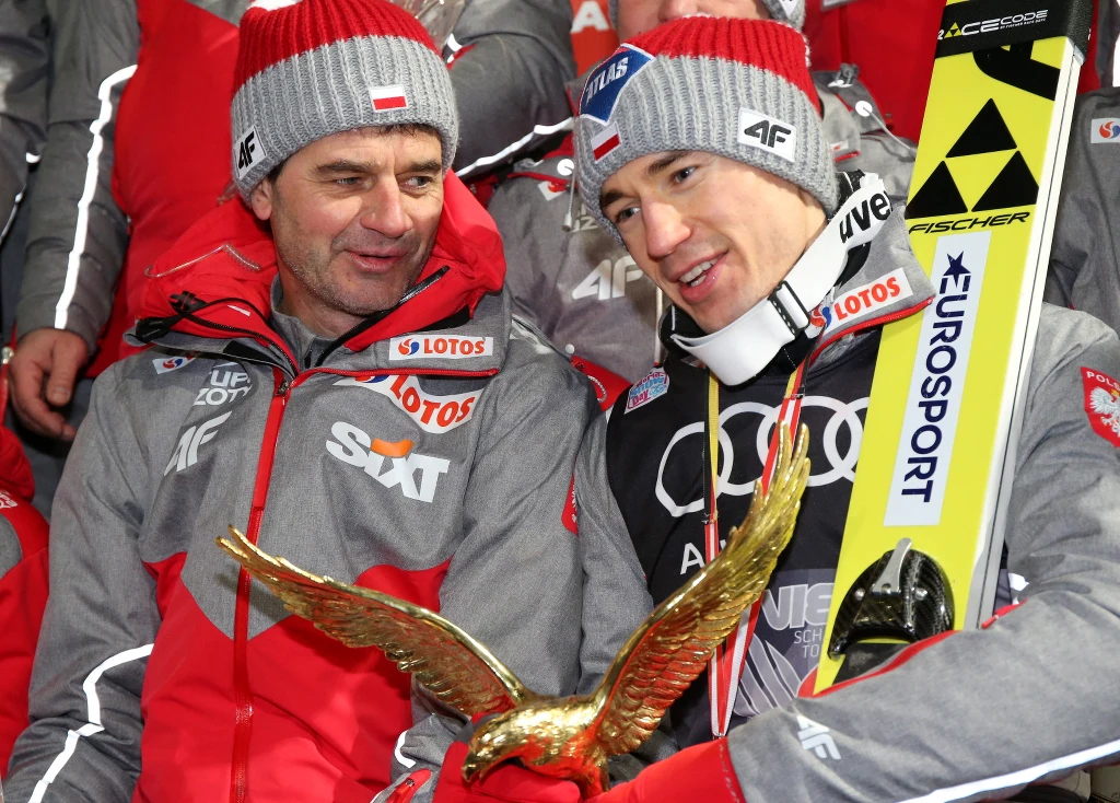 Polak Kamil Stoch (P) i trener reprzentacji Polski Stefan Horngacher (L) z trofeum dla zwycięzcy Turnieju