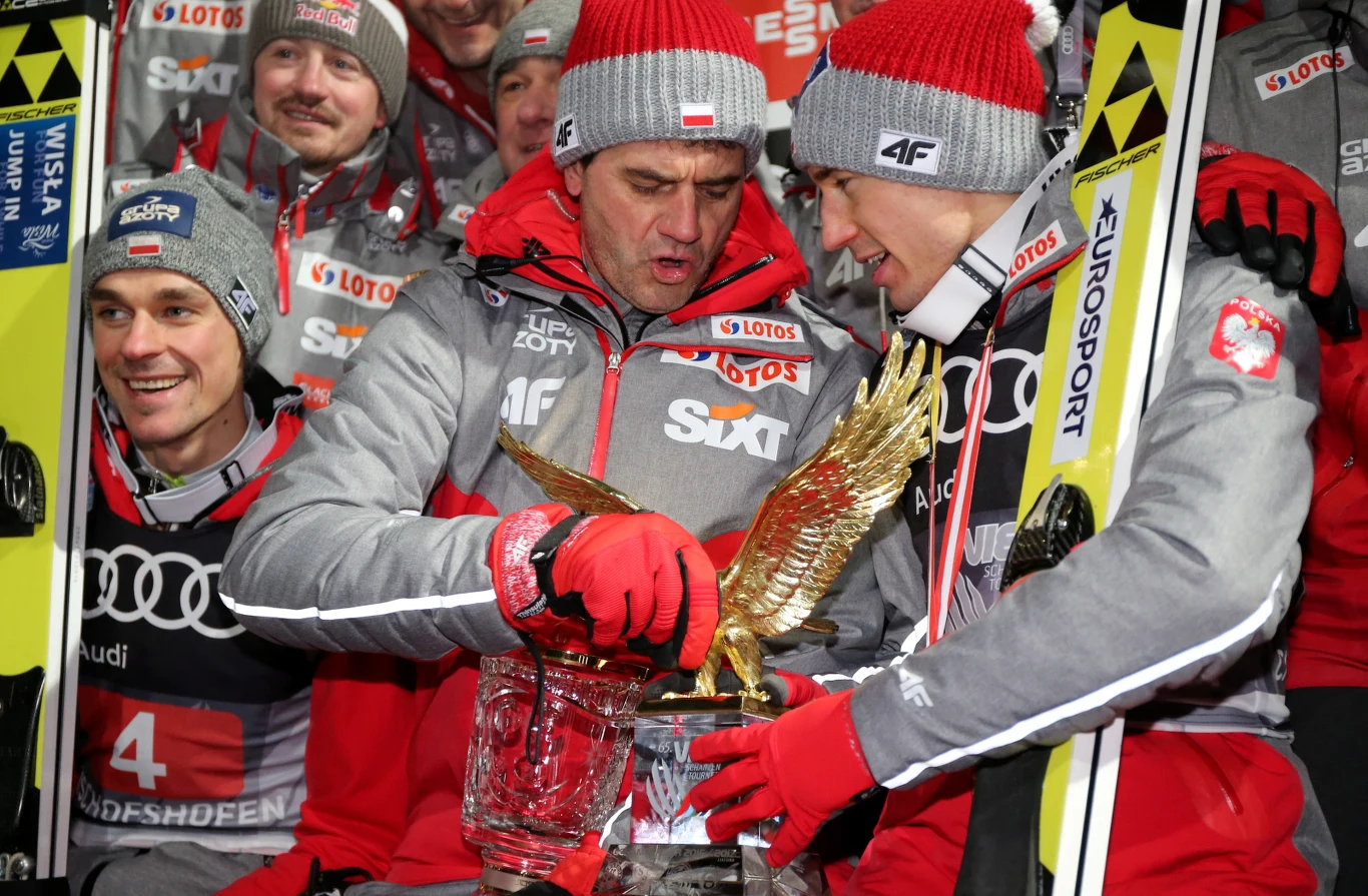 Polak Kamil Stoch (P) i trener reprzentacji Polski Stefan Horngacher (L) z trofeum dla zwycięzcy Turnieju