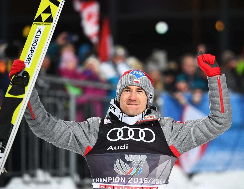 Kamil Stoch pozdrawia kibiców w Bischofshofen