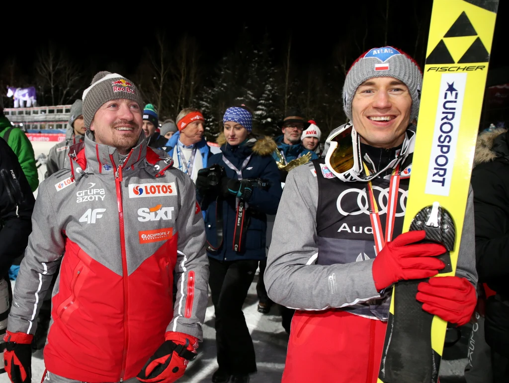 Adam Małysz (L) i Polak Kamil Stoch (P), podczas ceremonii dekoracji zwycięzców