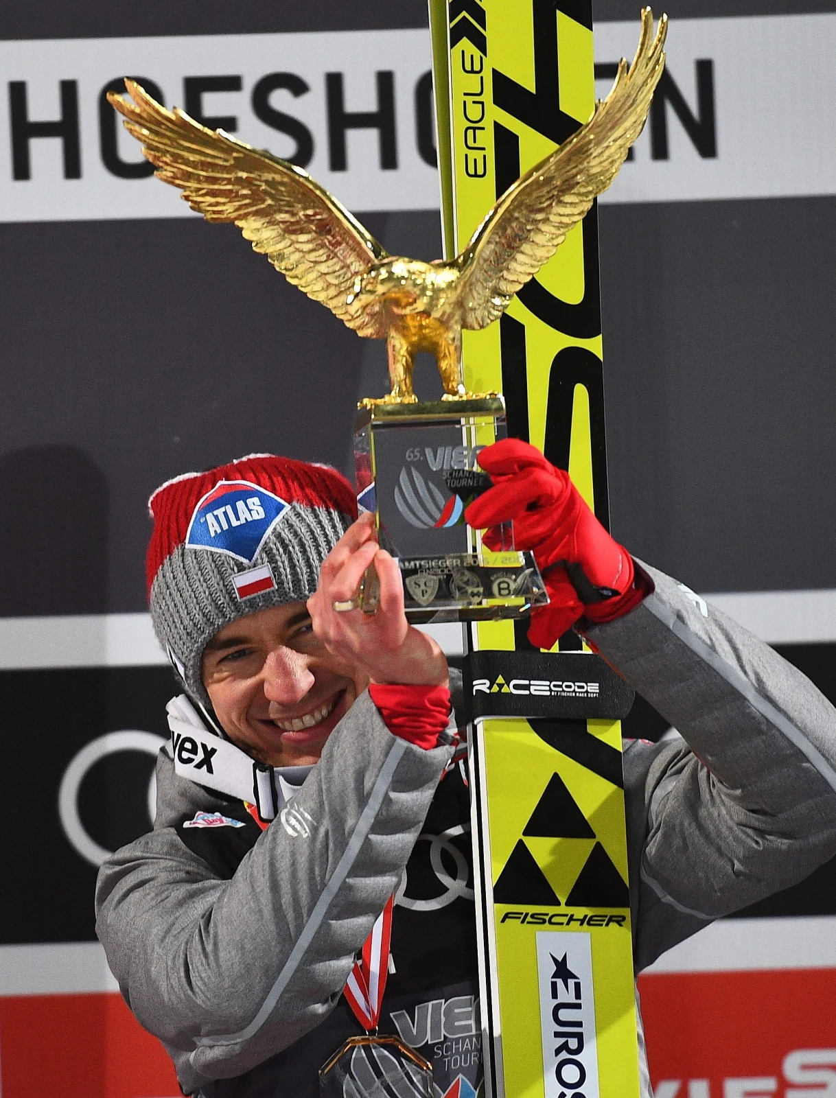 Kamil Stoch z trofeum