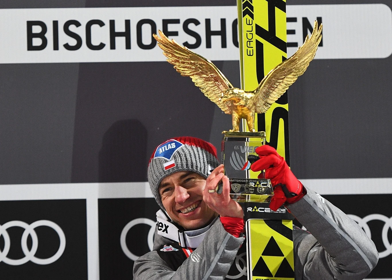 Kamil Stoch z trofeum