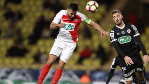 Gwiazda AS Monaco Radamel Falcao (z lewej) i piłkarz Ajaccio Joris Sainati 