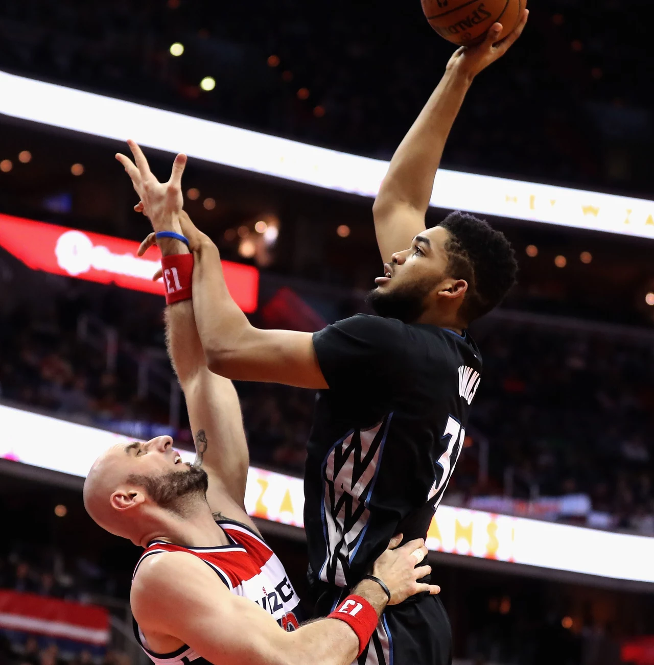 Marcin Gortat (z lewej) kontra Karl-Anthony Towns