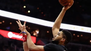 Marcin Gortat (z lewej) kontra Karl-Anthony Towns
