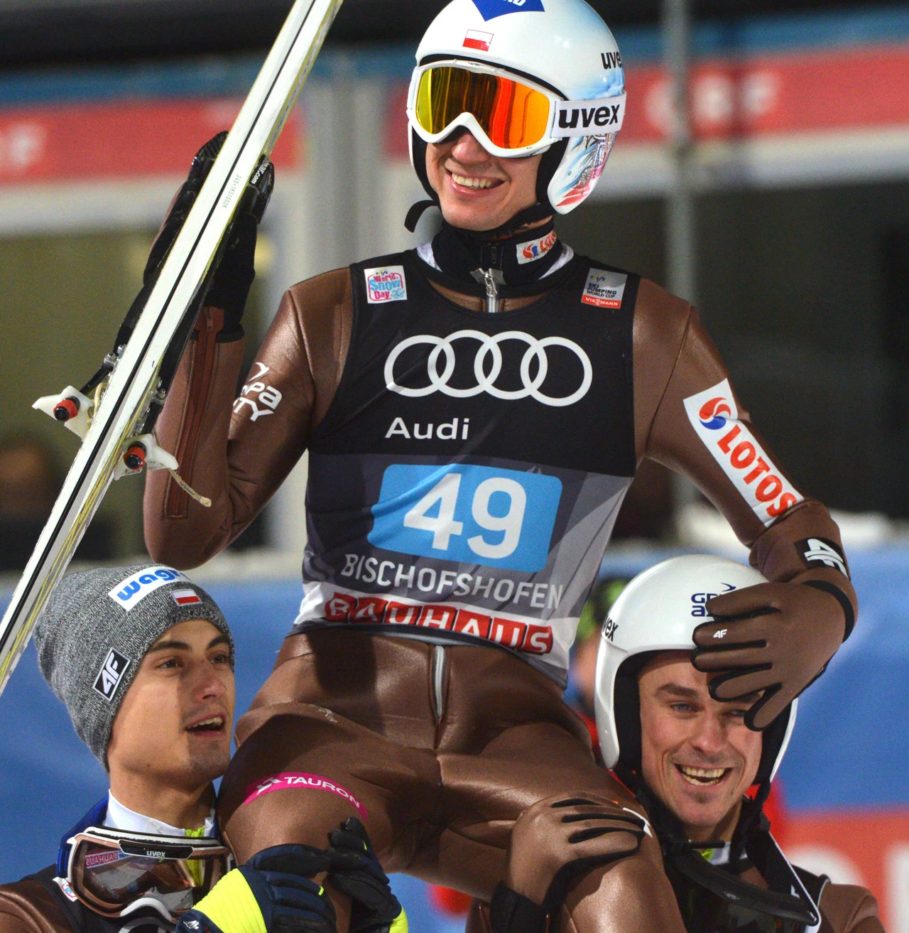 Kamil Stoch na ramionach Macieja Kota i Piotra Żyły Kamil Stoch na ramionach Macieja Kota i Piotra Żyły