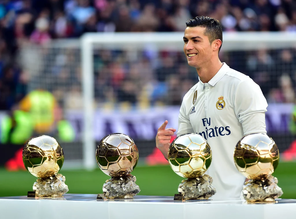 Cristiano Ronaldo zaprezentował fanom kolejną Złotą Piłkę Cristiano Ronaldo zaprezentował fanom kolejną Złotą Piłkę