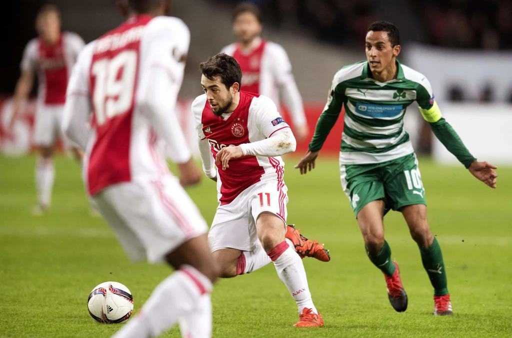 Amin Younes (z lewej) był "katem" lipskiej drużyny, kompletując hat-tricka