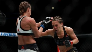 Joanna Jędrzejczyk (z prawej) w walce z Karoliną Kowalkiewicz