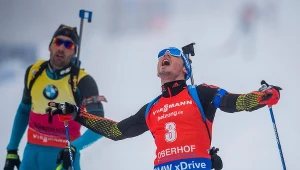 Simon Schempp, w tle Martin Fourcade