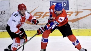  Hokeista Comarch Cracovii Mateusz Rompkowski (L) i Jakub Wanacki (P) z Tempish Polonii Bytom