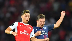 Grzegorz Krychowiak w walce z Mesutem Oezilem w Lidze Mistrzów