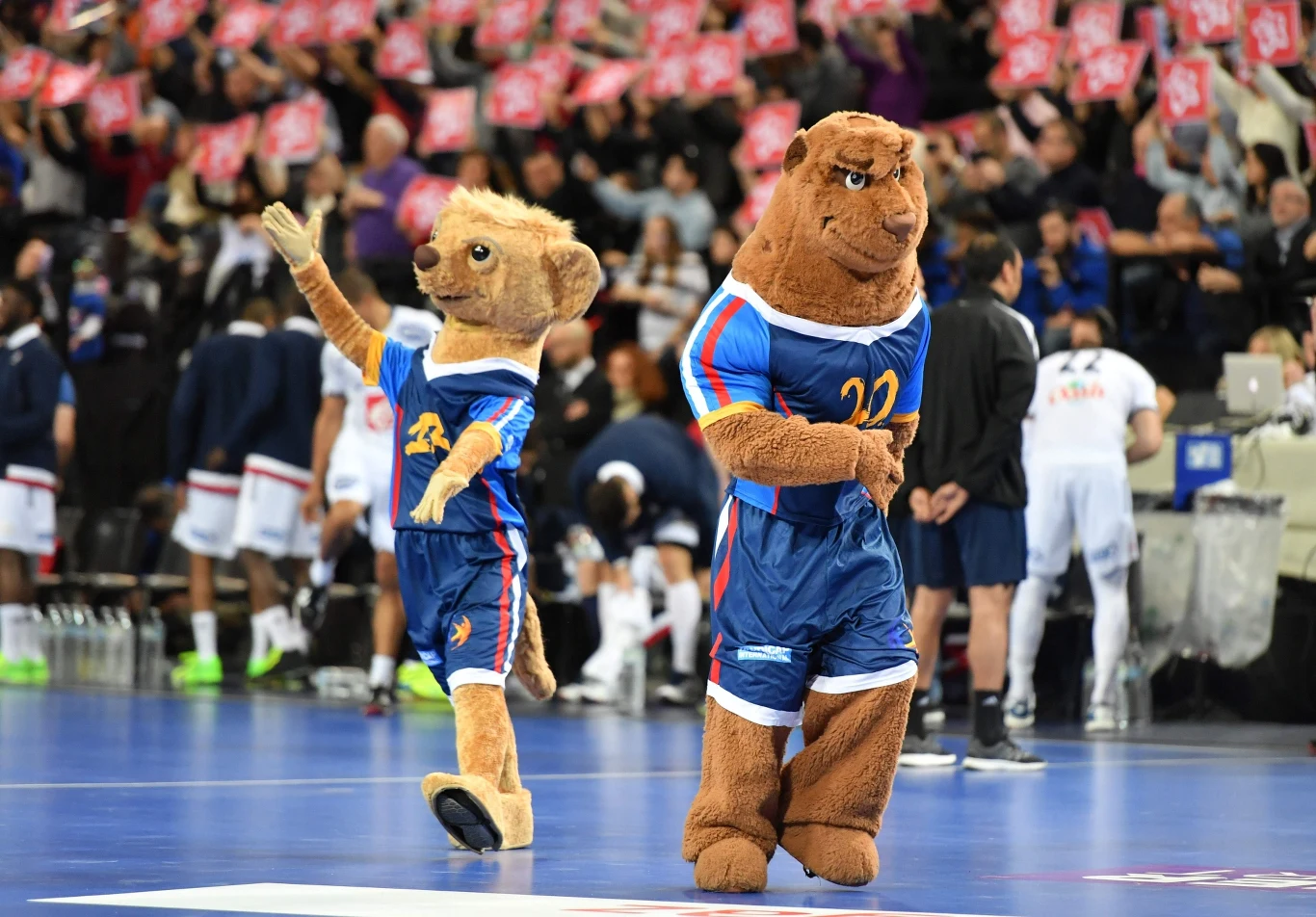 Maskotki MŚ we Francji - Koolette (z lewej) i Rok Maskotki MŚ we Francji - Koolette (z lewej) i Rok