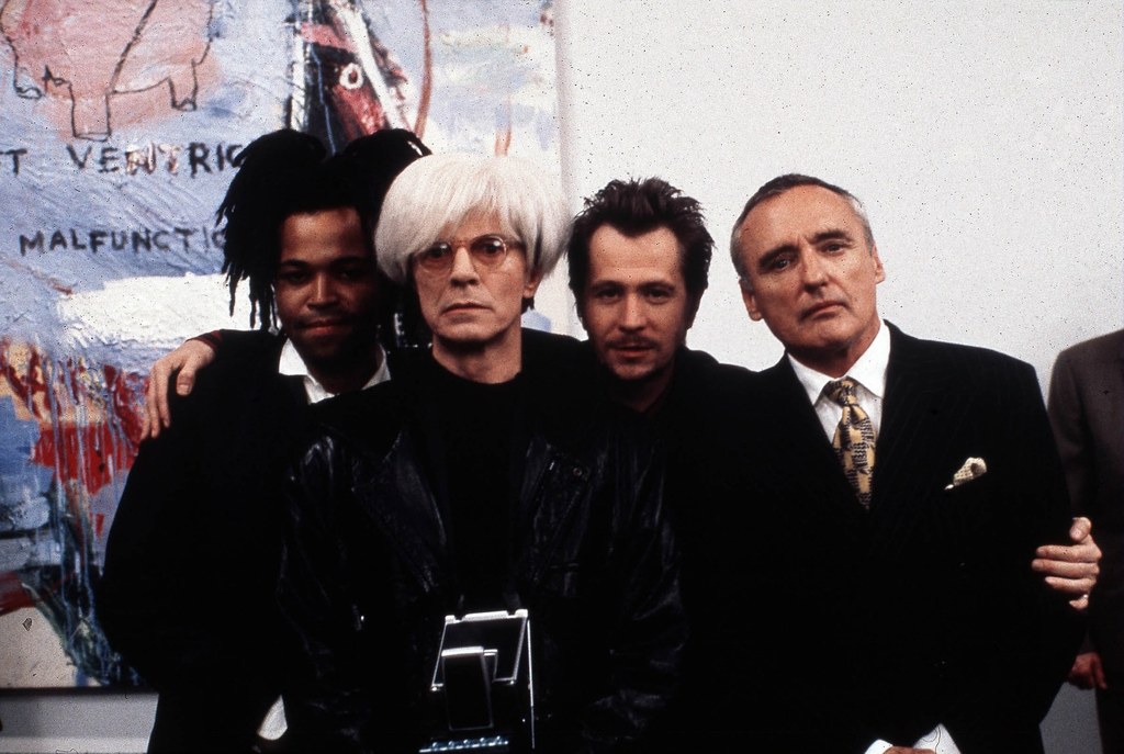 Od lewej: Jeffrey Wright, David Bowie, Gary Oldman i Dennis Hopper w 1996 r. na planie filmu "Basquiat - Taniec ze śmiercią"