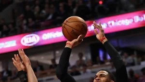 Russell Westbrook (z prawej)