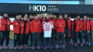 Reprezentacja Polski z koszulką meczową Mariusza Jurkiewicza